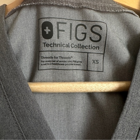 Figs Technical Collection Flores Scrub Top Gray Graphite Short Sleeve Size XS - Picture 3 of 10